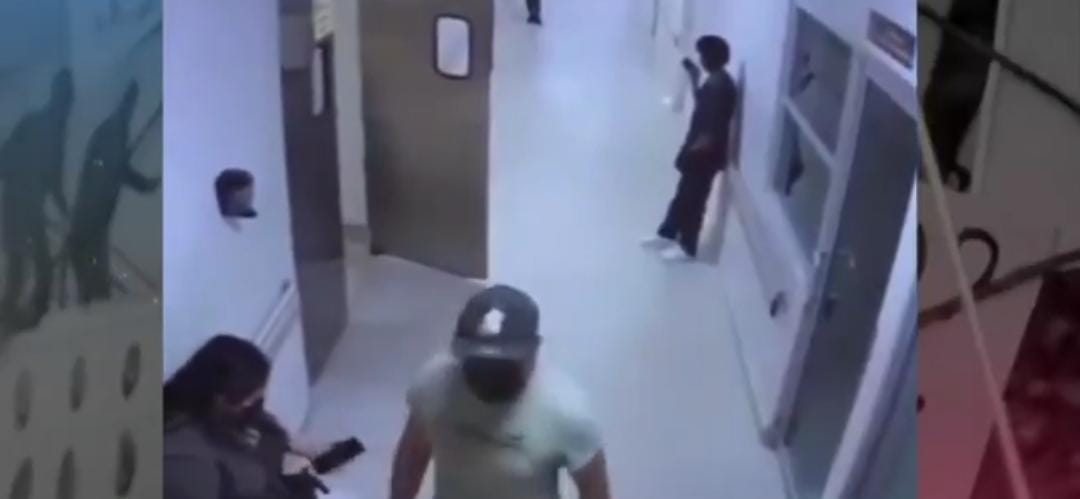 El agresor llegó antes al hospital, pero se le cayó el arma de fuego.