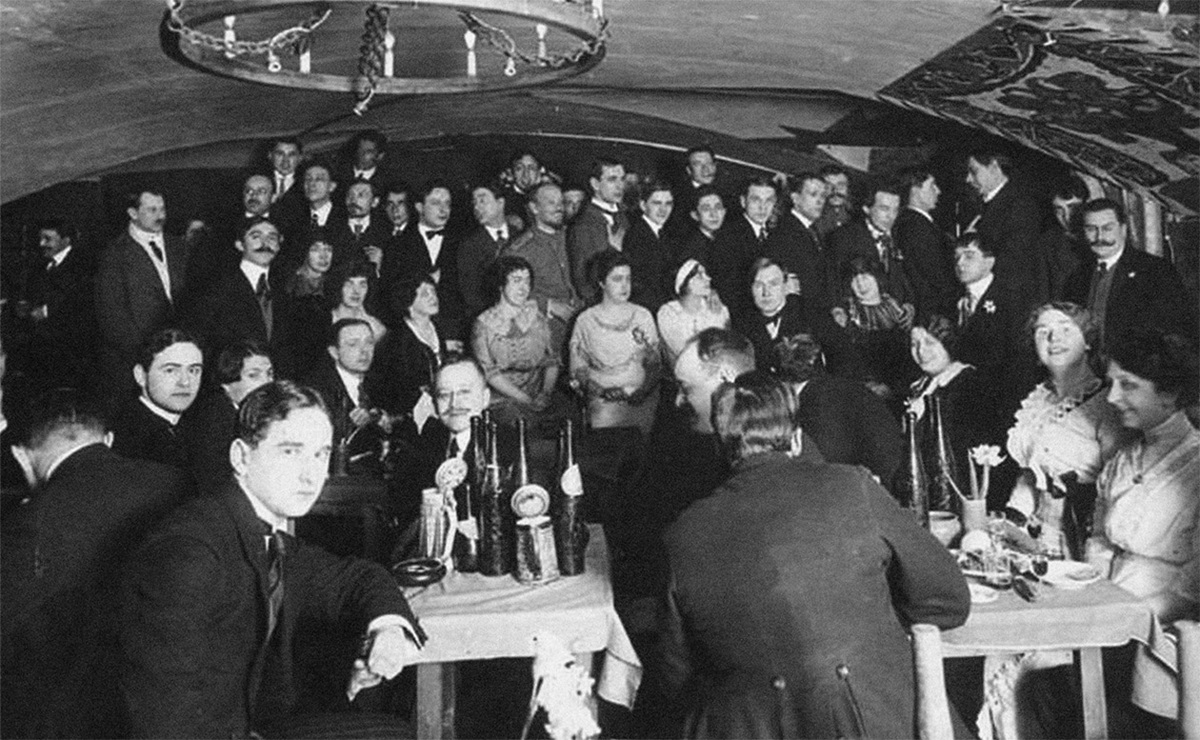 El café literario El Perro Vagabundo hacia 1913. (Especial)