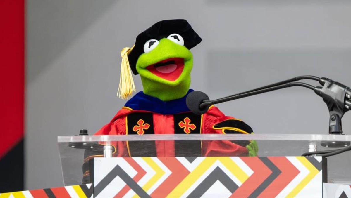El muppet durante su discurso en la graduación | Instagram