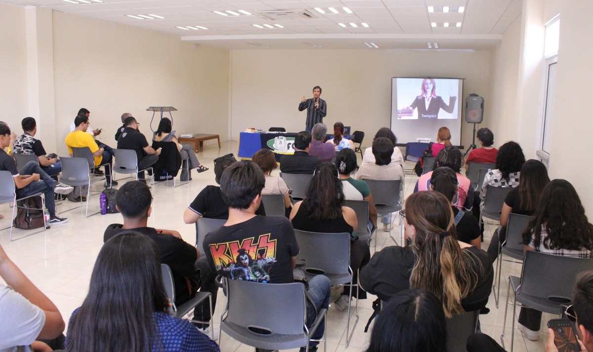 El escritor Vicente Alfonso quien ofreció una charla para estudiantes de la Facultad de Ciencias Políticas y Sociales. | Roberto Amaya