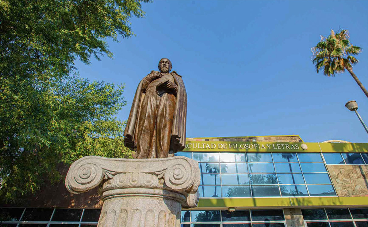 Escultura de Alfonso Reyes frente a la  Facultad de Filosofía y Letras de la Universidad Autónoma de Nuevo León. (UANL)