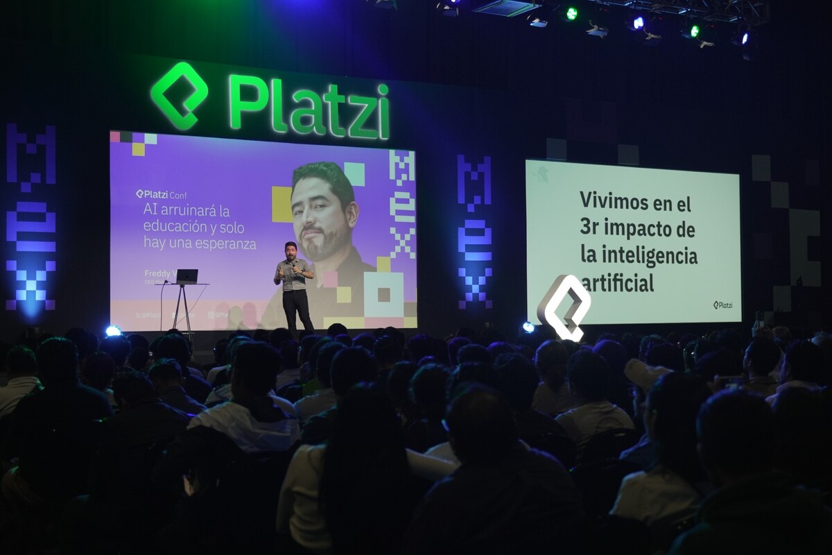 Durante el evento, Freddy Vega  presentó los avances más recientes de Platzi, reafirmando su compromiso con la educación. | Foto: Especial