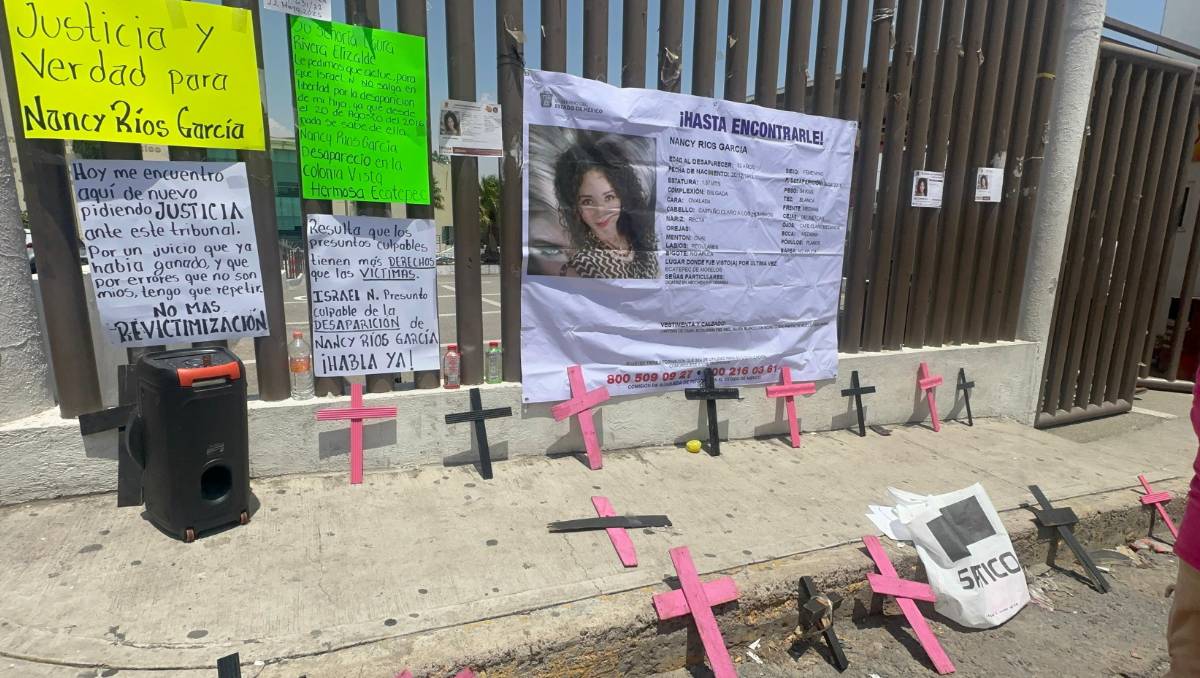 Integrantes del colectivo Buscando Vidas y Justicia por México A.C. se manifiestan en los Juzgados de Control de Chiconautla. | Foto: Juan Camacho