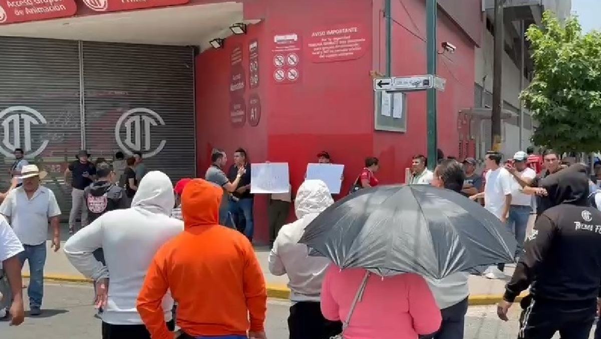 Manifestantes en las inmediaciones del estadio Nemesio Diez. Foto: (Mario C. RodrÍguez)