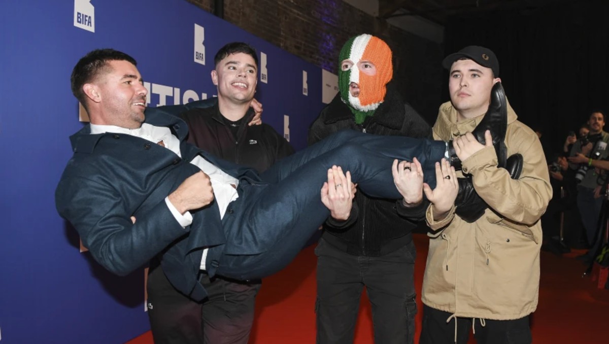 Miembro del trío de rap irlandés Kneecap acusado de un delito de terrorismo | AP