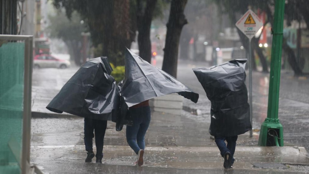 Personas se resguardan de la lluvia en CdMx | Jorge Carballo