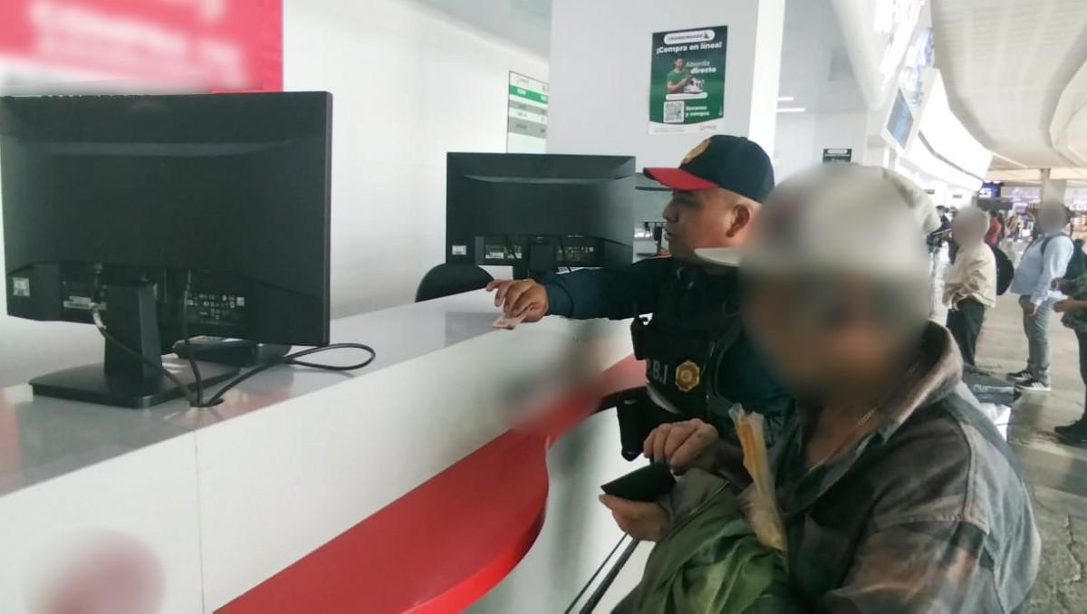 Policía de la Ciudad de México cubre boleto de autobús para adulto mayor sin recursos | Foto: X. @PBI_SSC