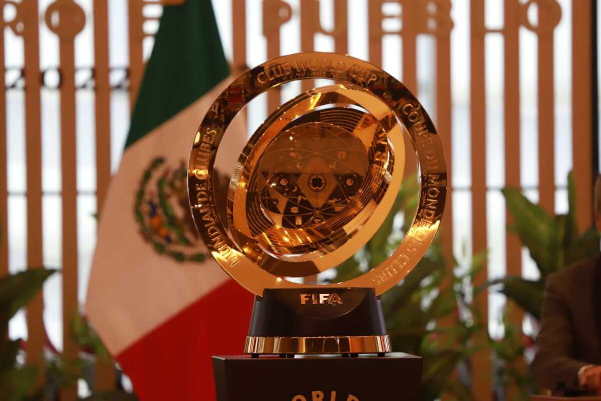 El trofeo del Mundial de Clubes fue exhibida en la Sala del Pueblo del Gobierno de Hidalgo.(Jorge Sánchez)