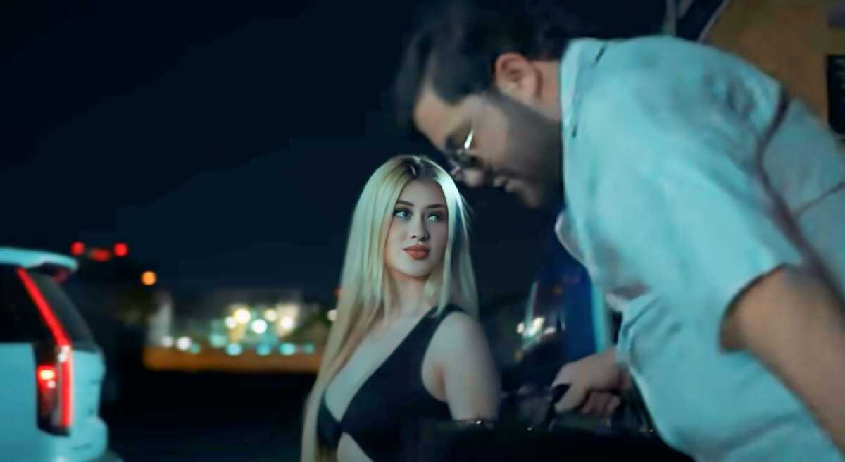 Valeria sale en un video del cantante Luis R. Conríquez, llamado Koenigsegg.