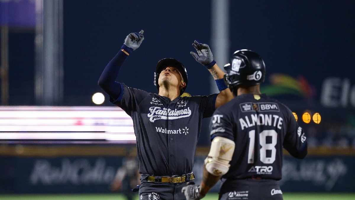 Víctor Mendoza y su jonrón 100 en el Aniversario 86 de Sultanes (cortesía)