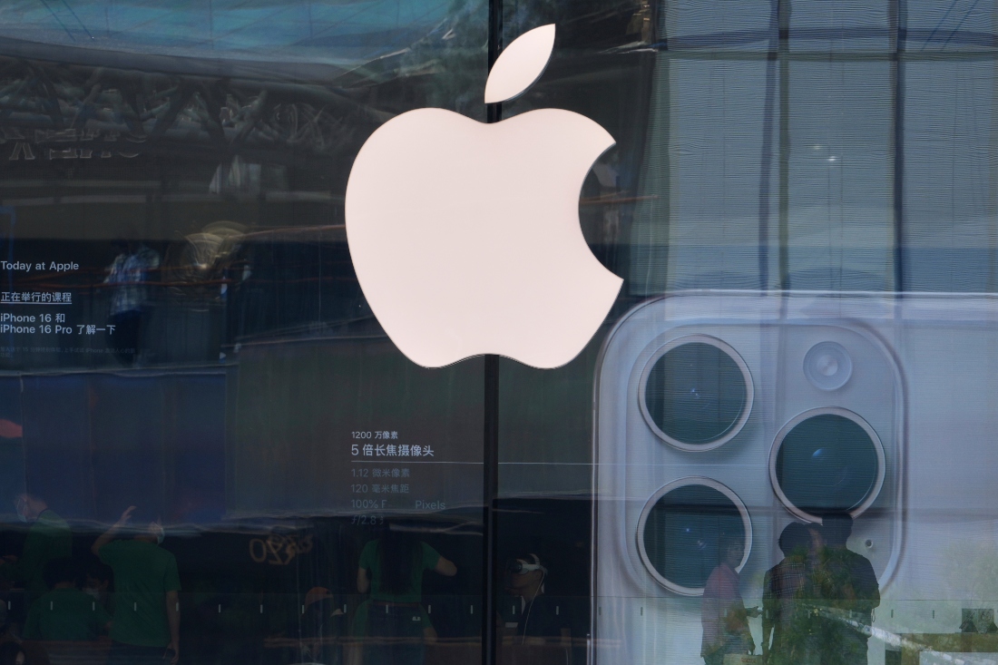 Apple informó que si los aranceles impulsados por Trump se mantienen, la compañía sufrirá un impacto de unos 900 millones de dólares en costos .|AP
