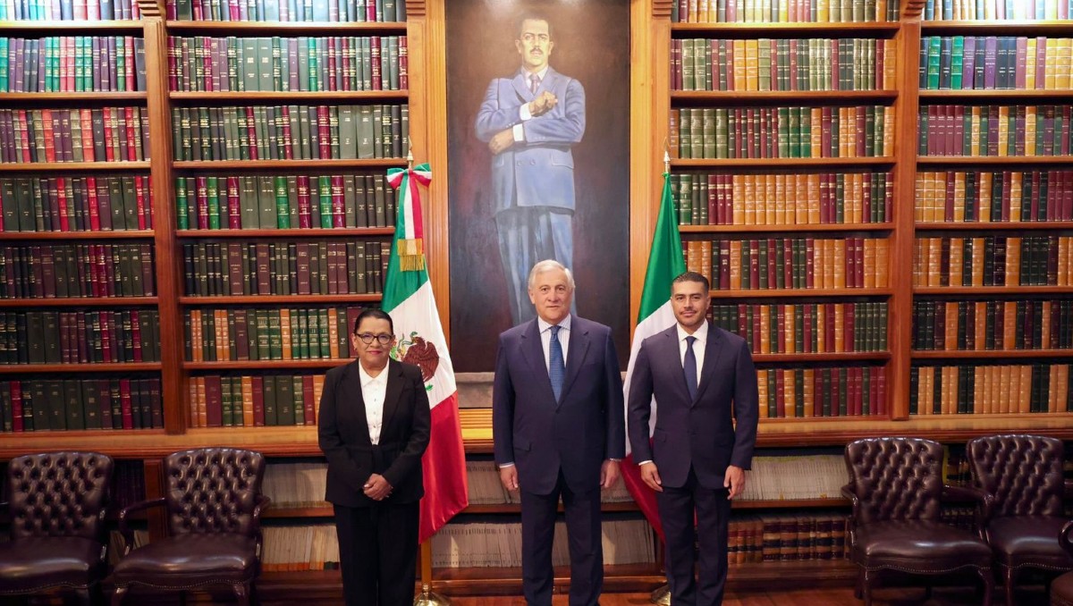 Autoridades mexicanas e italianas durante su encuentro en Palacio de Cobián. | Foto: Especial