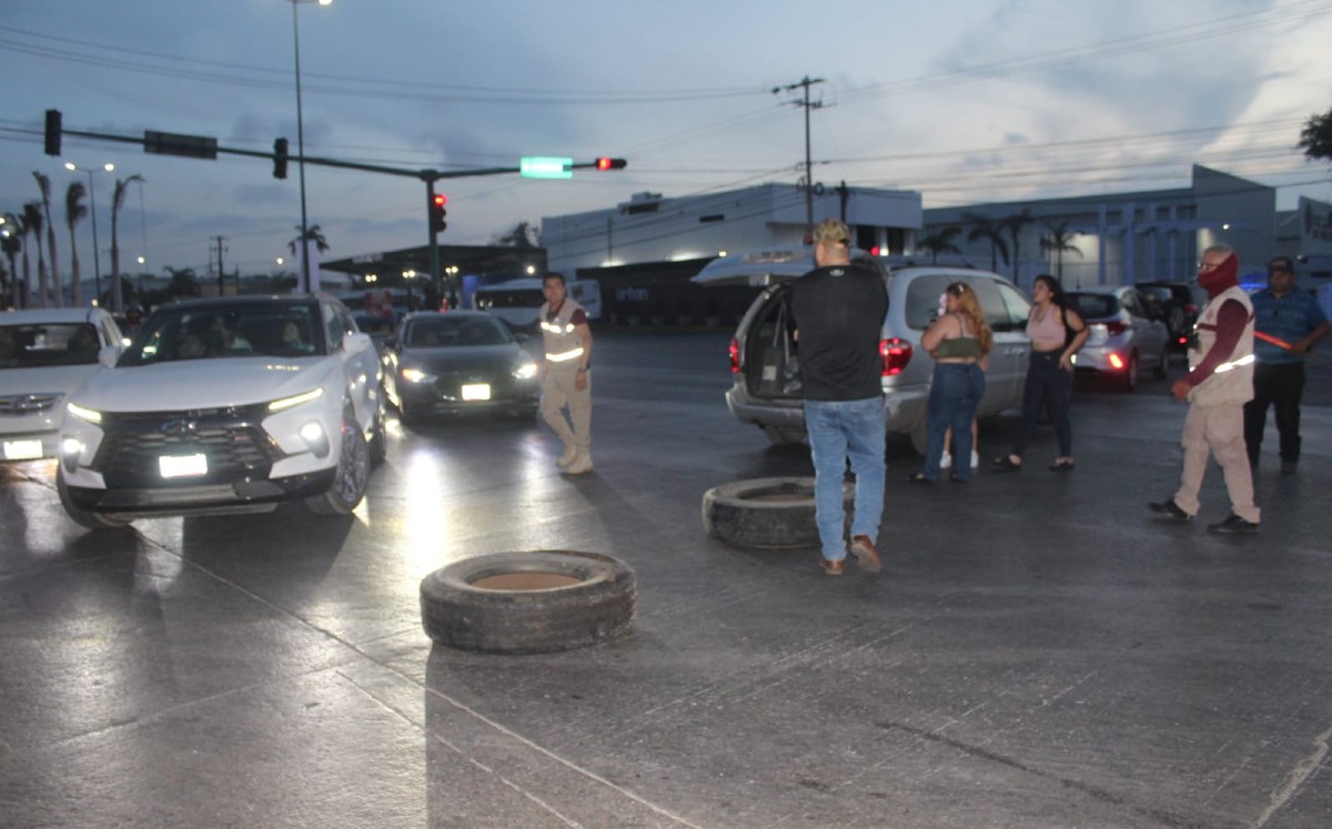 Bloquean la carretera Tampico-Mante. | Foto: Sergio Sánchez