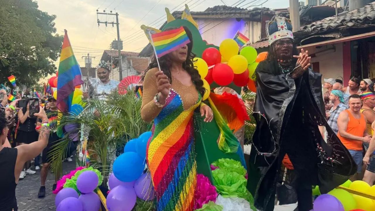 Comunidad LGBTQ+ marcha en Puerto Vallarta contra la homofobia