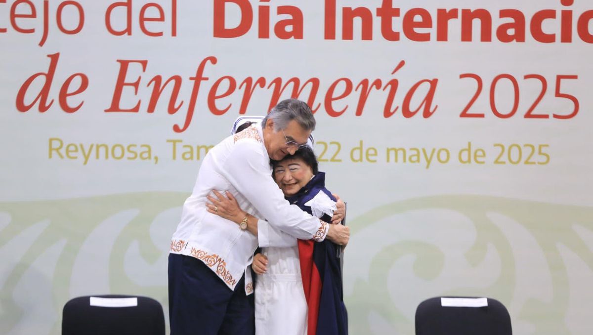 El mandatario reconoció la trayectoria de enfermeras. (Especial)