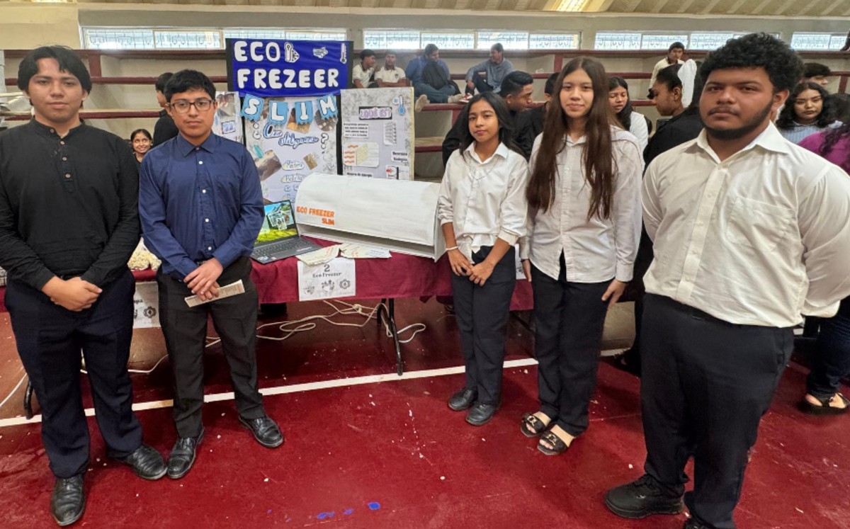 Estudiantes crean minisplit ecológico; está hecho completamente con materiales reciclados.