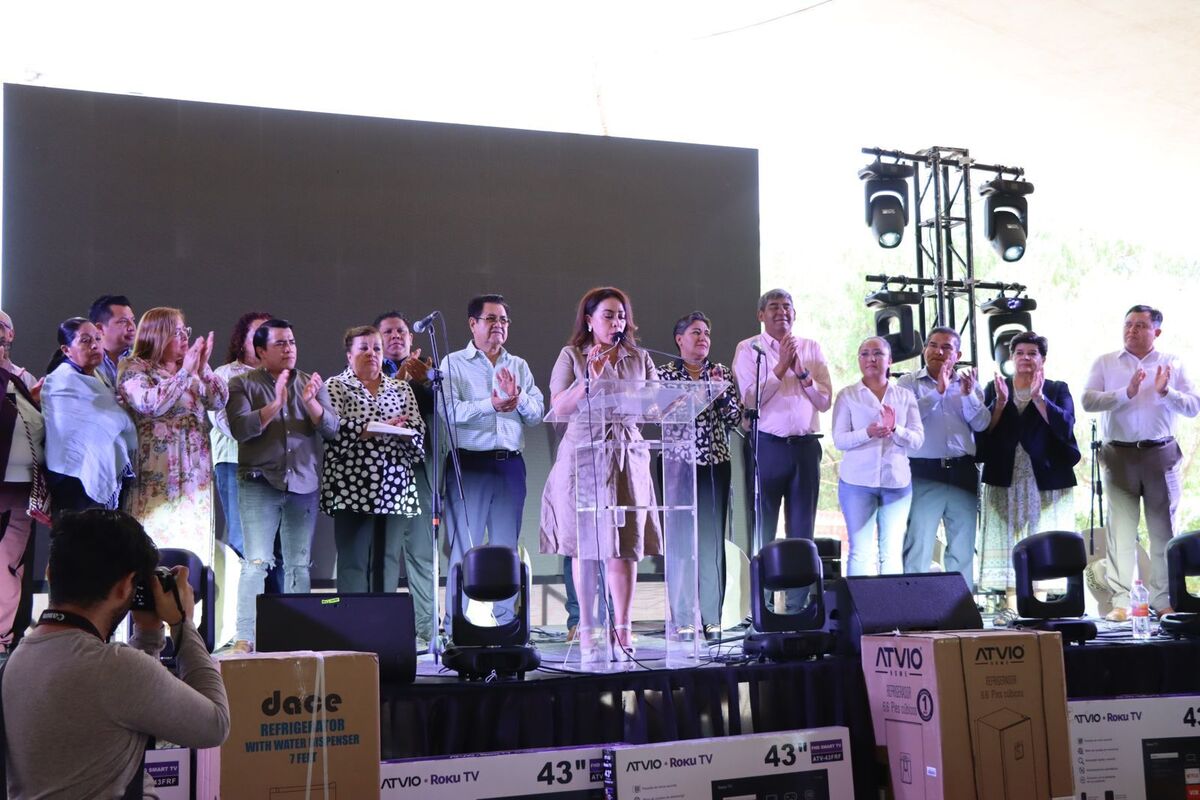 Festejan a maestros en Actopan. (Cortesía)
