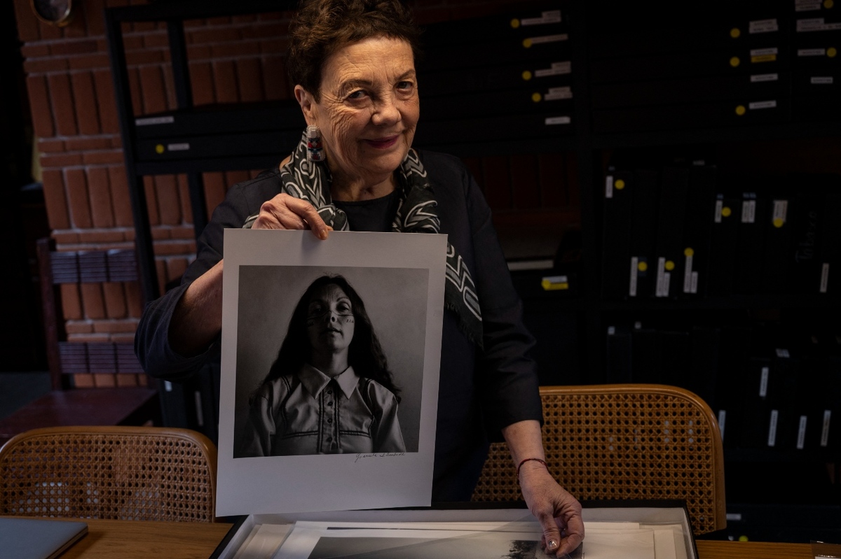 La fotógrafa mexicana Graciela Iturbide muestra un autorretrato en su estudio en la Ciudad de México / AFP