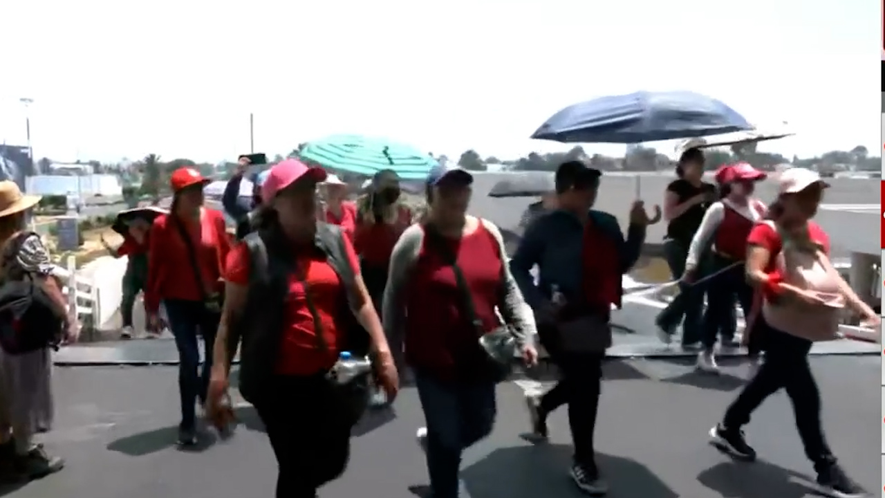 Maestros de la CNTE dan portazo en la Terminal 2 del AICM