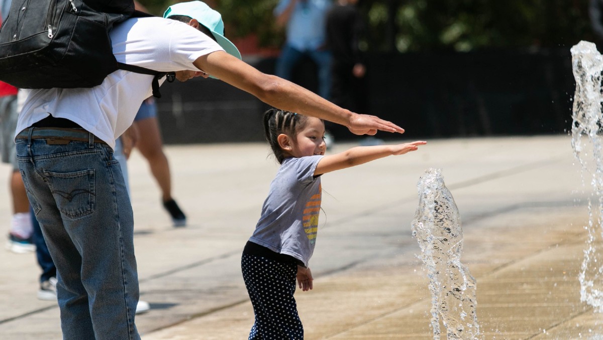 Los menores deberán estar bien hidratados ante fuerte ola de calor.