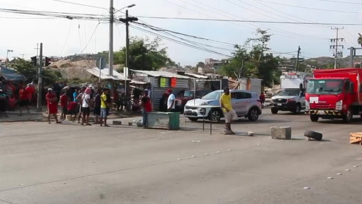 Protestantes cerraron la carretera federal con cajas, cocos, piedras, colchones y tarimas | Especial