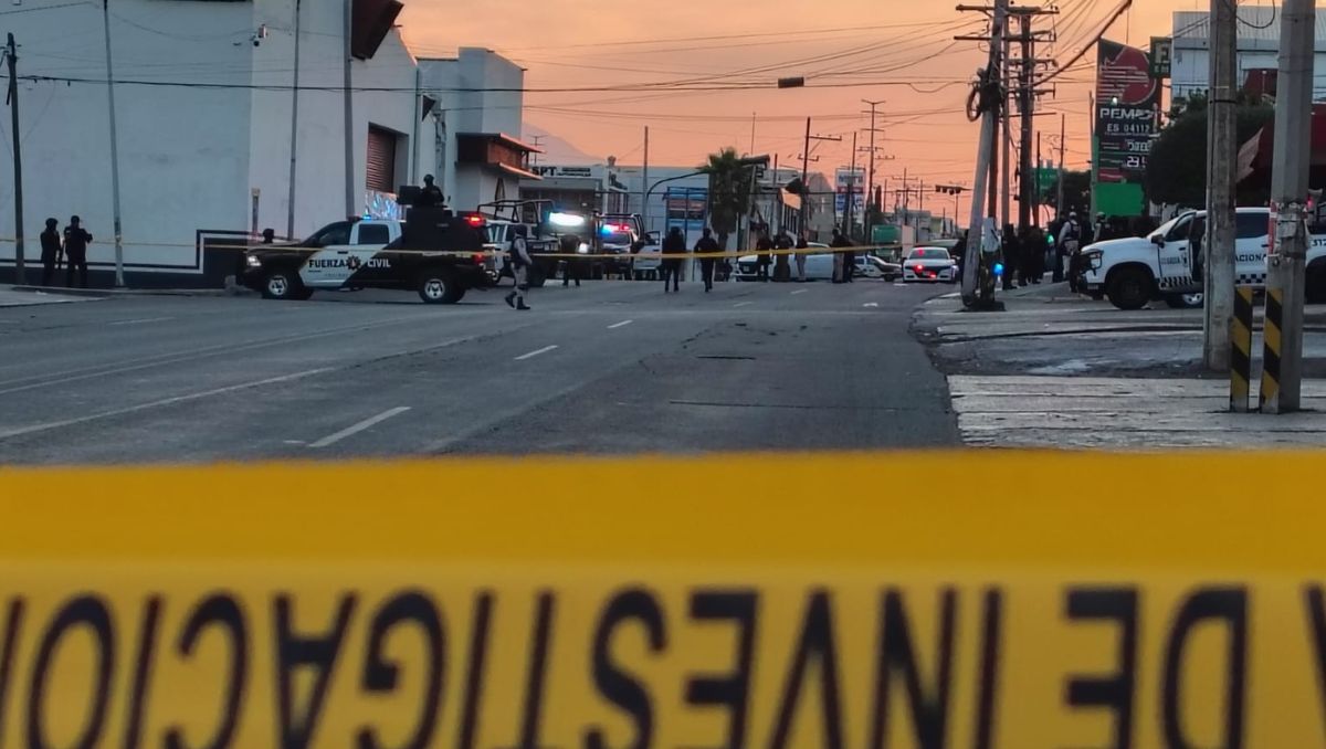 Tras resultar herida, la mujer logró avanzar una cuadra y terminó por estrellarse con una barda.