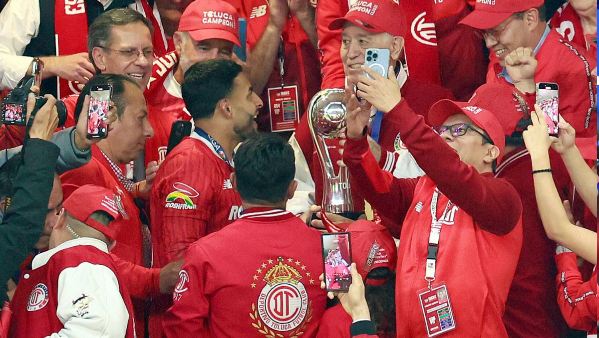 Alexis Vega le entrega medalla y trofeo de campeón a Valentín Diez (Imago7)
