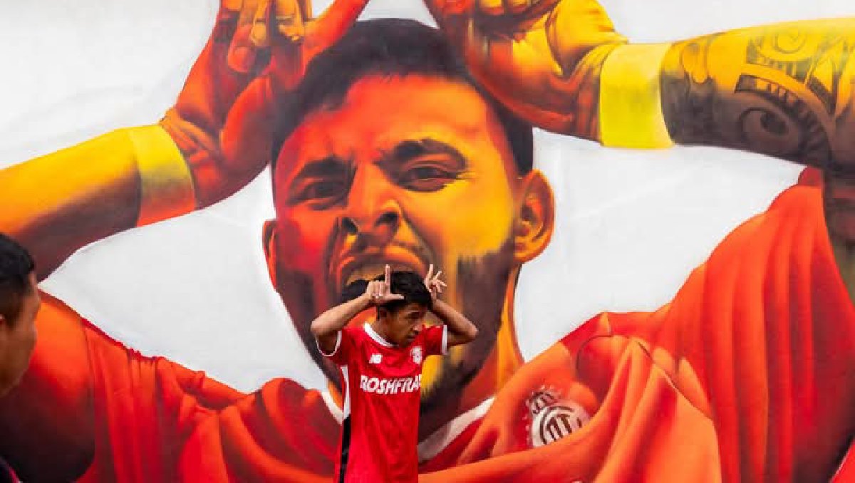 En la inauguración estuvo presente la esposa de Alexis Vega, el muralista Tolbe y  directivos del Club Deportivo Toluca. Foto: (Especial)