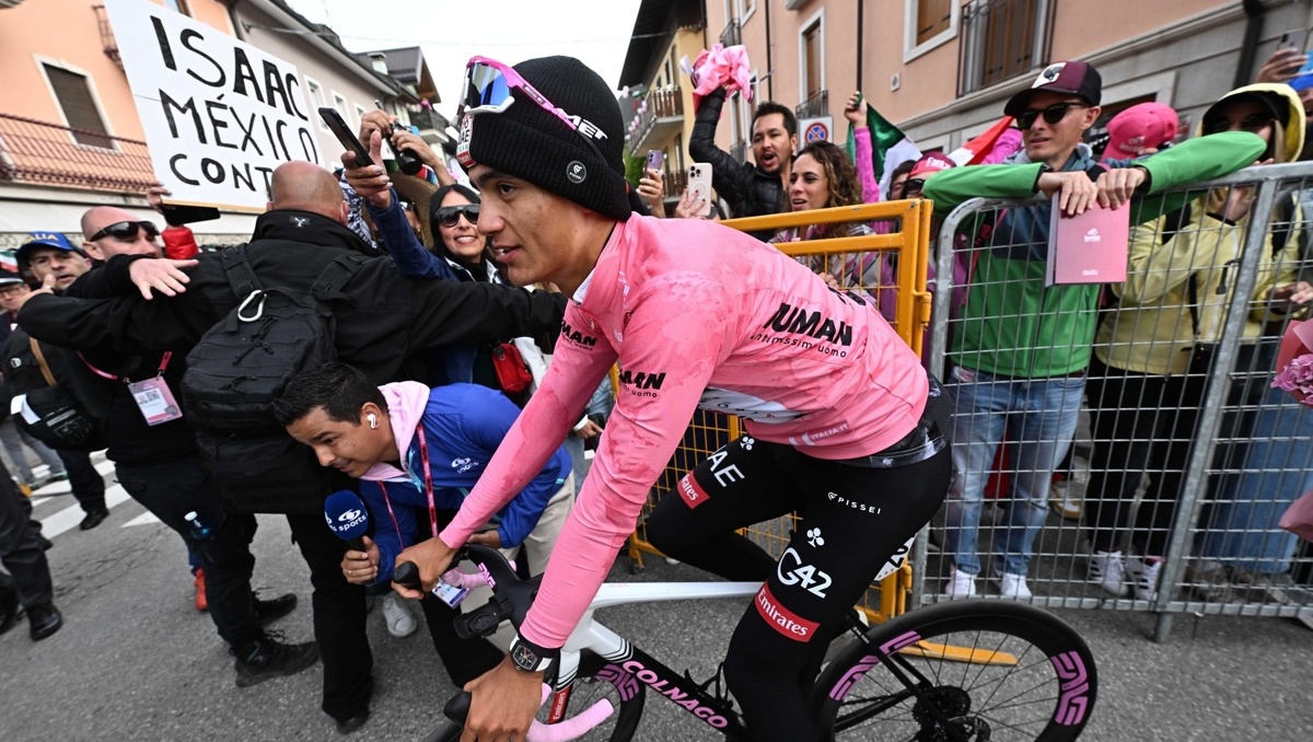 Isaac del Toro cierra segunda semana como líder en el Giro de Italia (EFE)