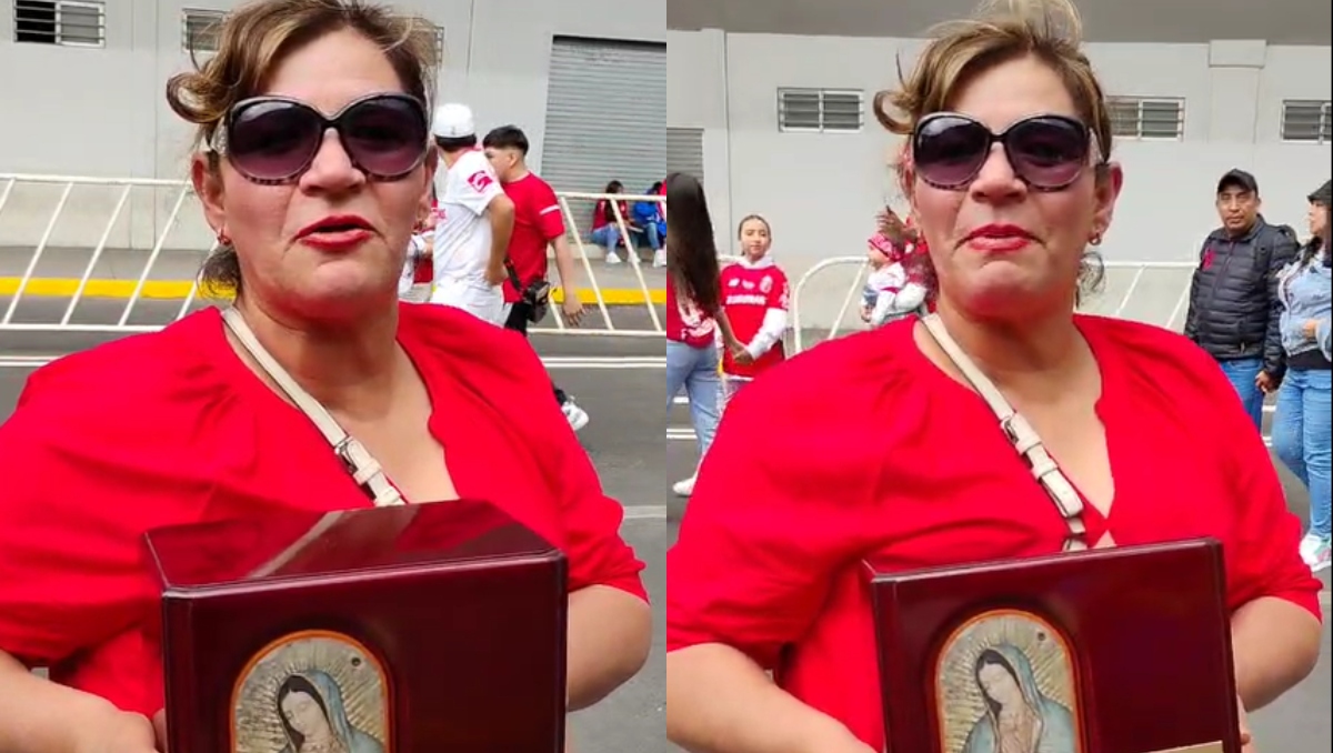 Mujer lleva las cenizas de su padre aficionado del Toluca a la final de la Liga MX (X @laaficion)