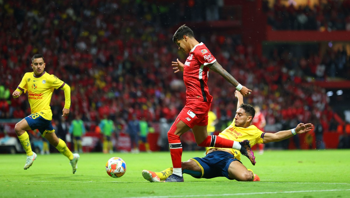 Sebastián Cáceres comete penal sobre Robert Morales en la final Toluca vs América (Imago7)