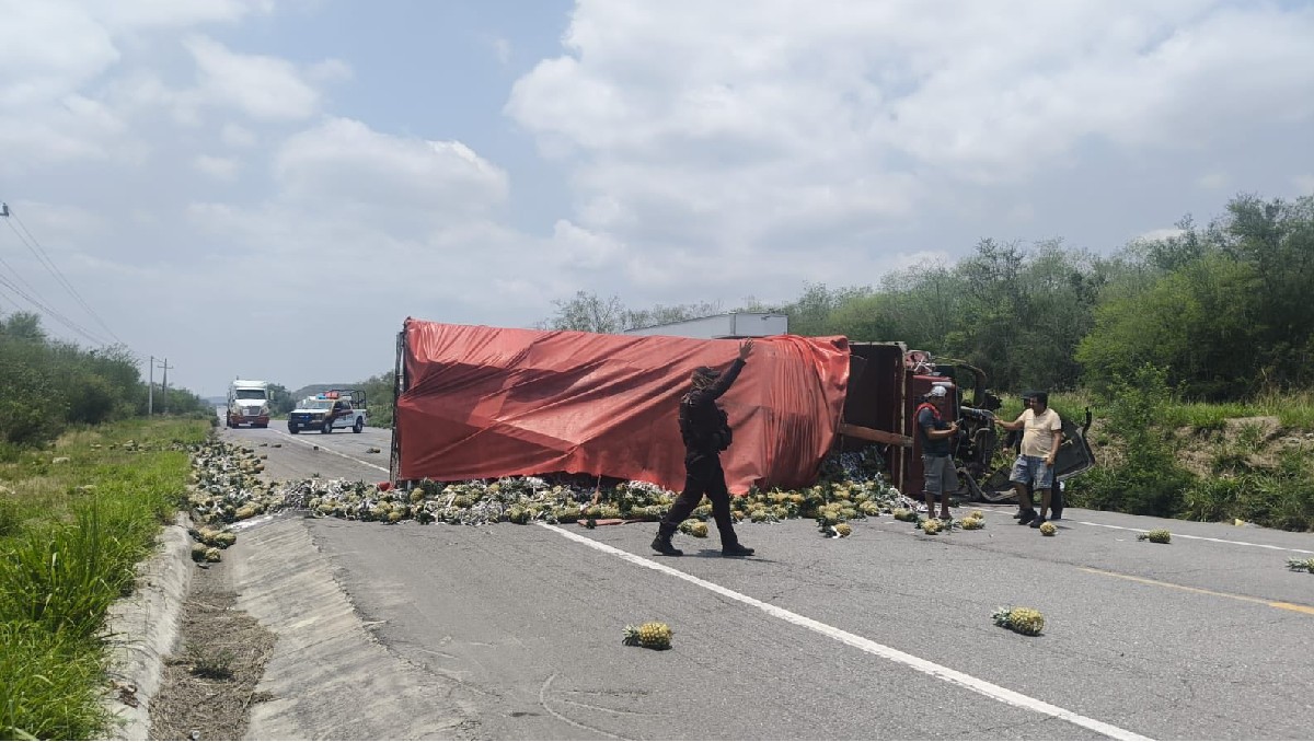 Volcadura sobre la carretera Federal 85 Victoria-Monterrey. (SSP)