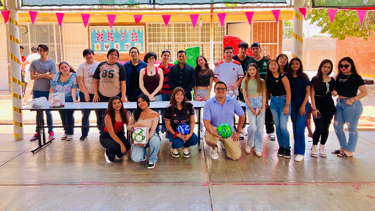 Alumnos de la UAdeC en la escuela primaria Eliseo Loera Salazar. (cortesía)