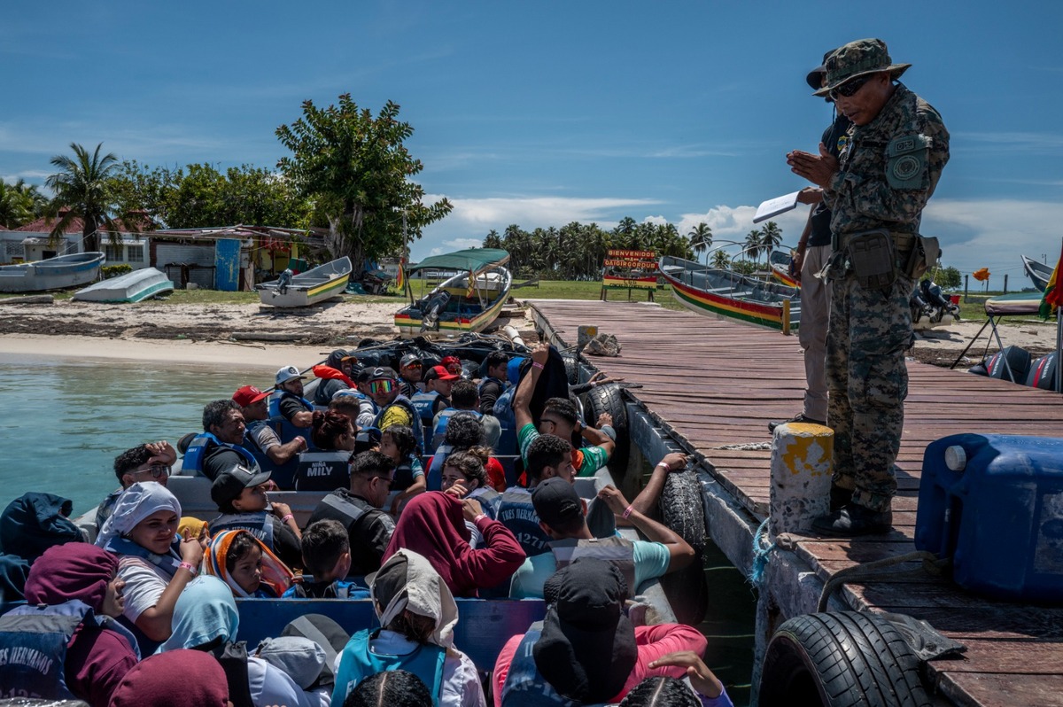 Las autoridades en un puesto de control para embarcaciones de migrantes en la isla de El Porvenir. | The New York Times