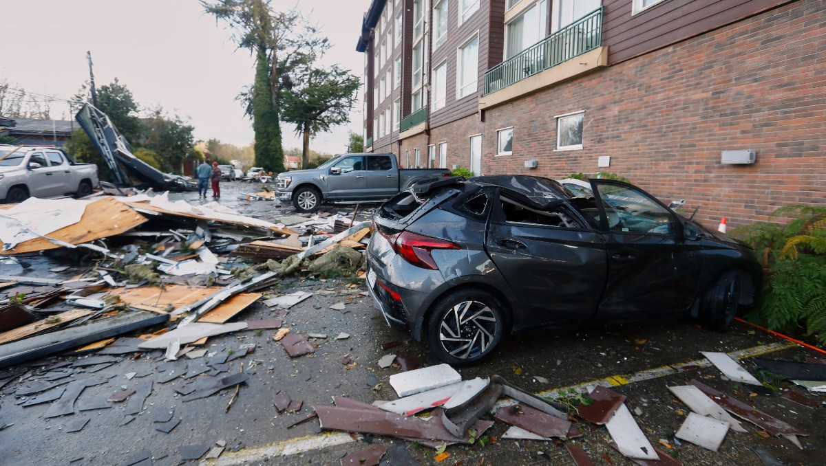 Autos entre los escombros arrastrados por el tornado que azotó Puerto Varas, Chile.|AP