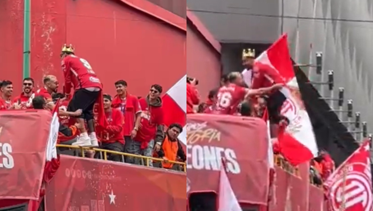 Le bajan los pantalones a Alexis Vega durante los festejos del Toluca (Imago7)