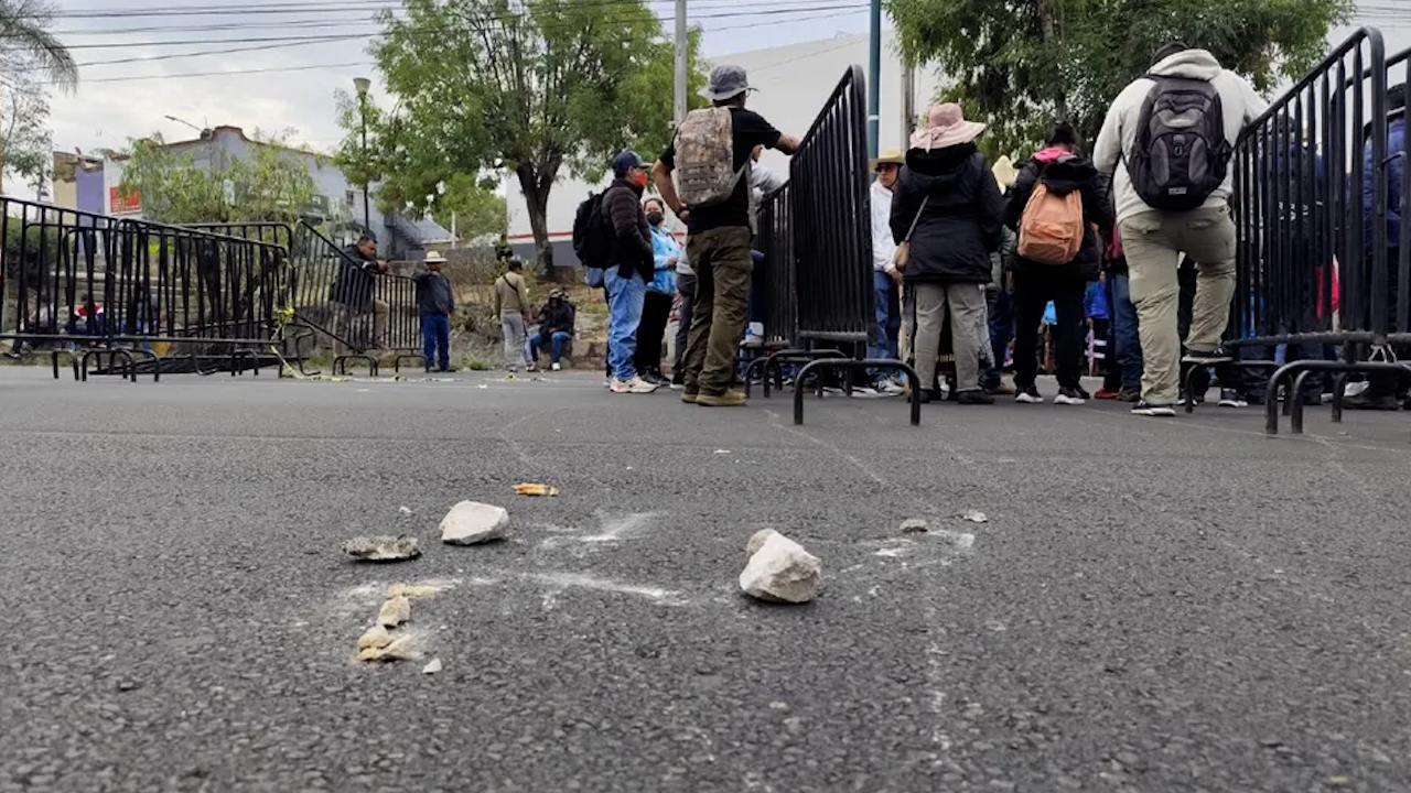 Comuneros se enfrentan con autoridades tras protesta; lanzan cohetones contra Casa de Gobierno