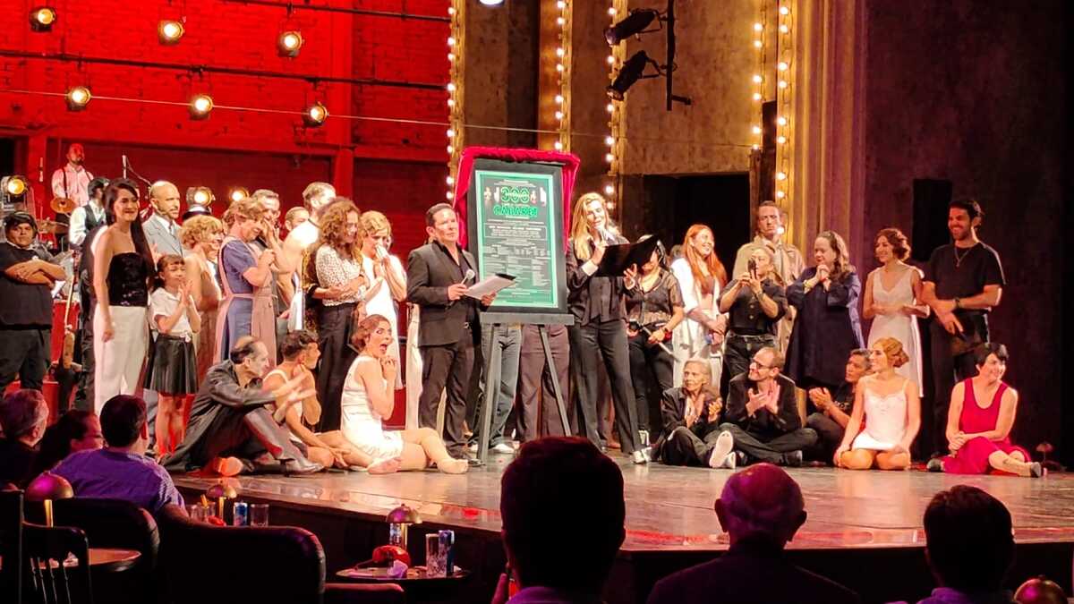 Develan placa por las 300 representaciones del musical Cabaret / Lizbeth Cruz