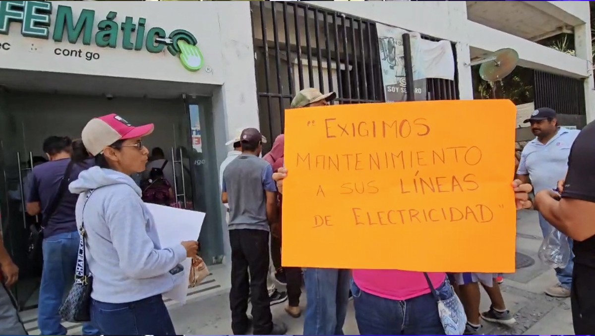 Habitantes de Ocotza protestaron con pancartas frente a la CFE en Ixmiquilpan