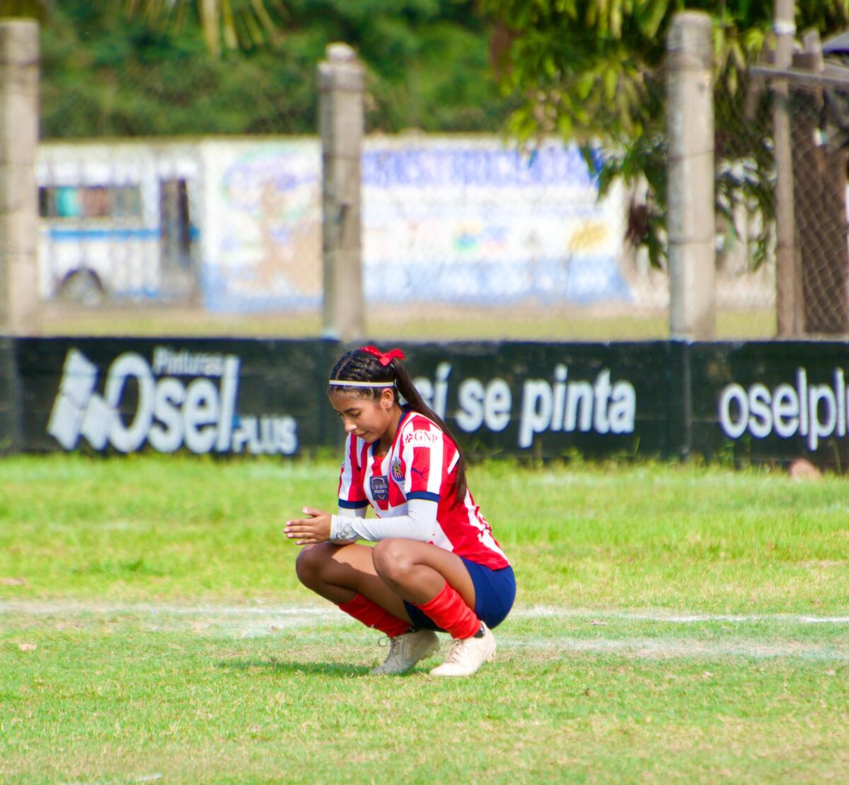 La mujer jugaba para las Chivas femenil.