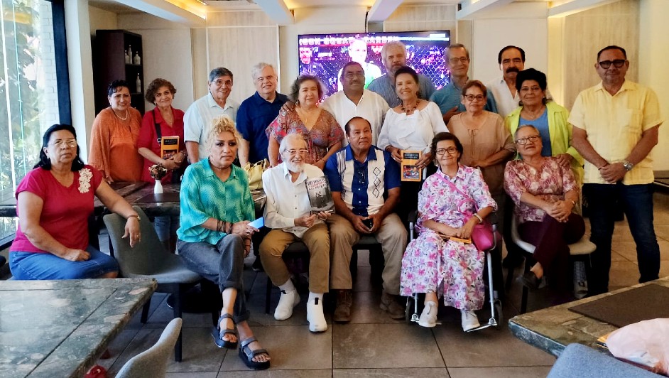 Mario Cid acompañado del grupo cultura 'Tampico Antiguo'. (Cortesía)