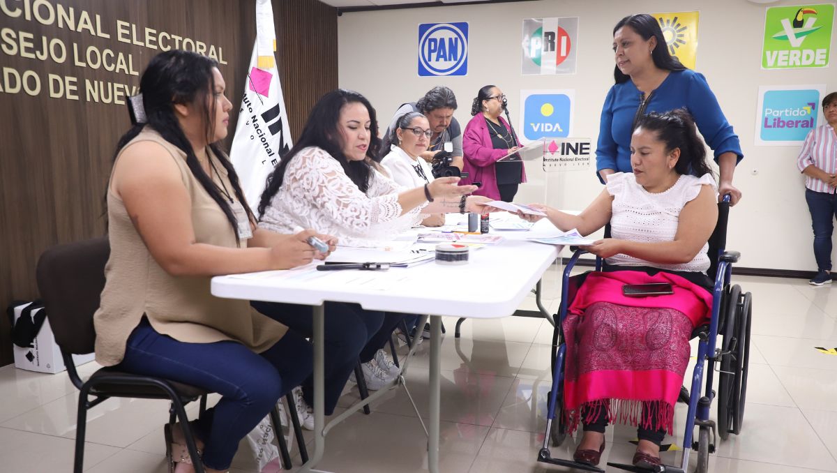En la mesa de casilla se revisa la credencial, se entregan boletas y se revisa lista nominal | Luis Guerra