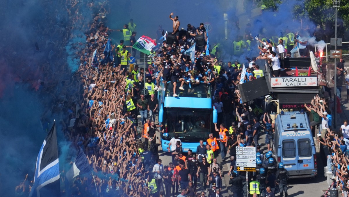 Miles de aficionados del Napoli celebran el Scudetto entre rumores de fichajes (Reuters)