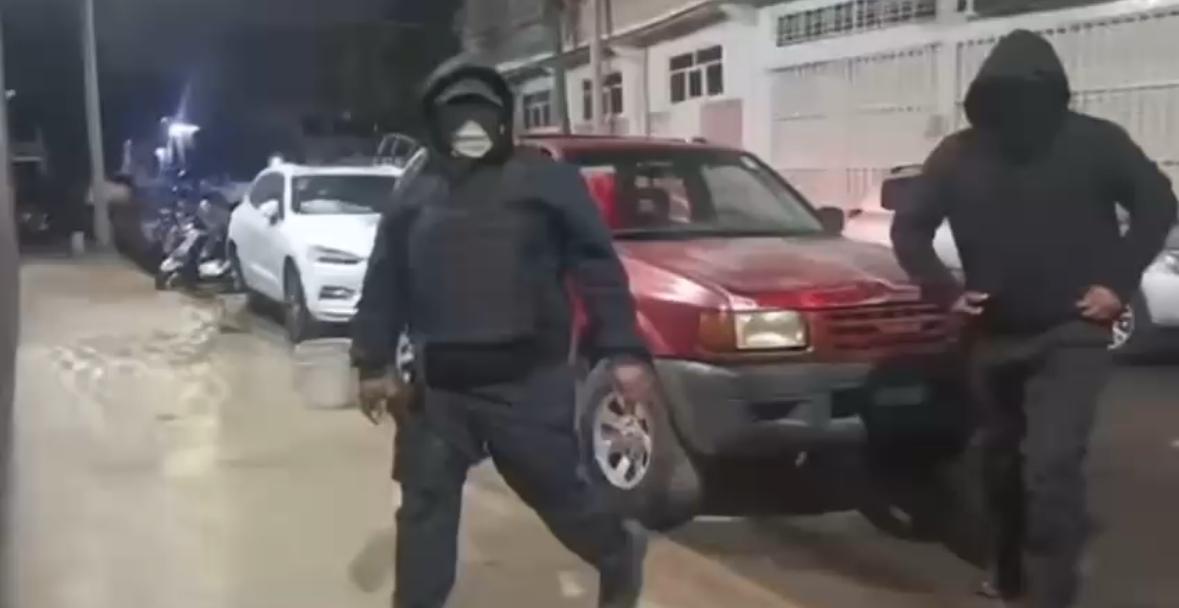 Los policías municipales fingieron detener a un luchador. | Foto: Especial