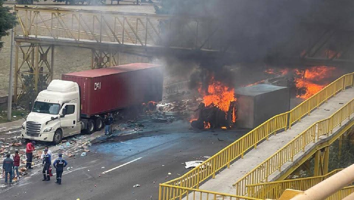 Dos unidades de carga chocaron sobre la carretera México-Toluca. Foto: (Especial)