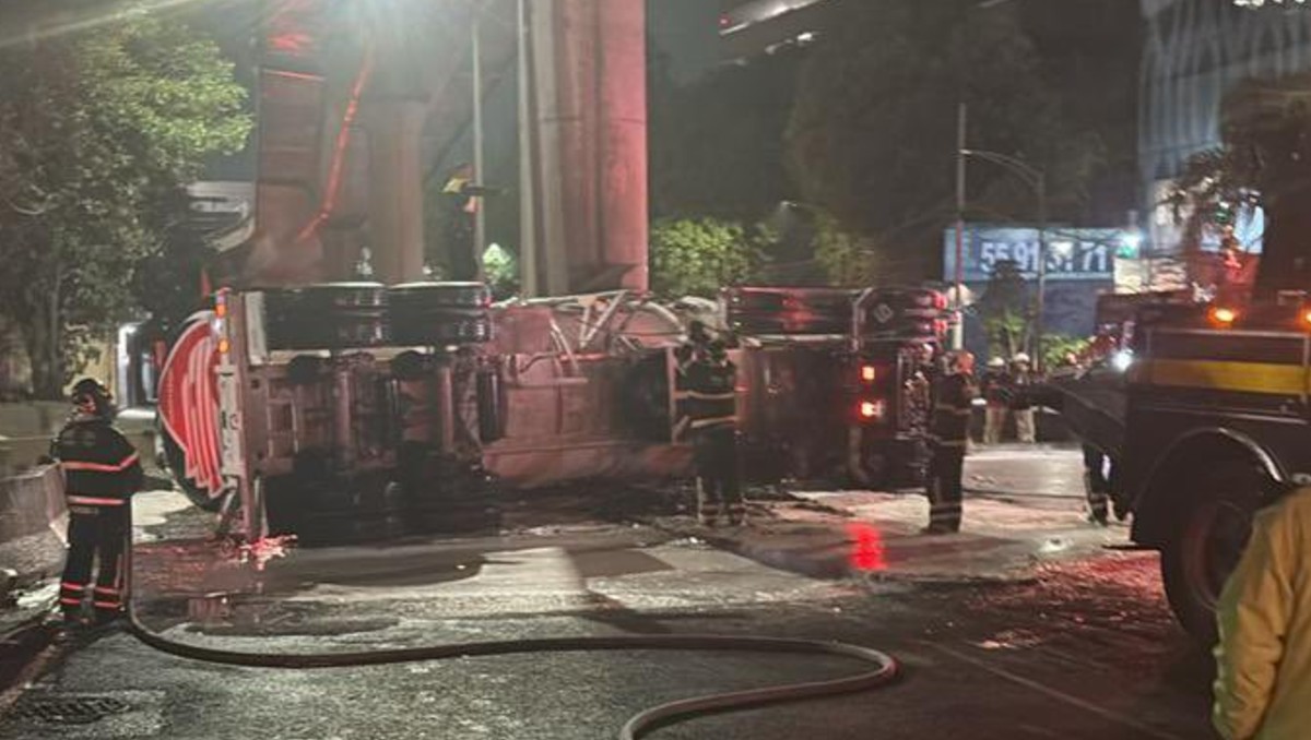 Volcadura de una pipa de Pemex sobre Periférico. |Especial