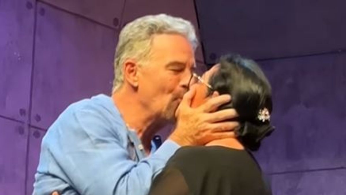 El beso entre los actores emocionó a quienes los vieron en 'Mirada de mujer' | Captura