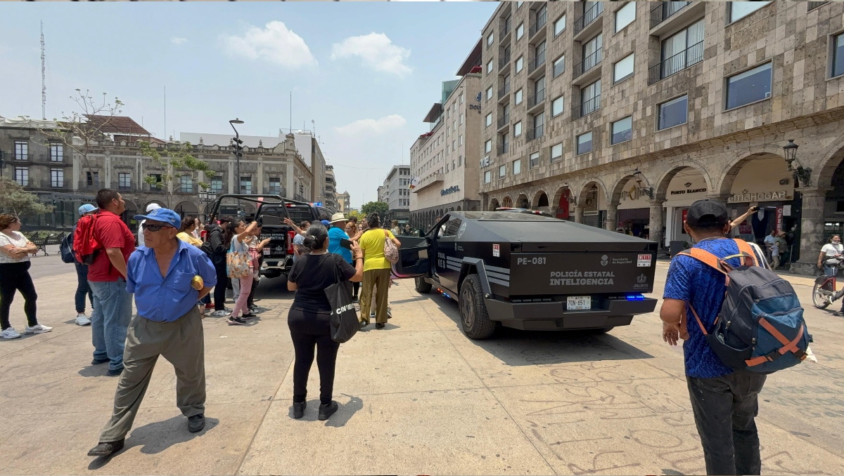 Ciudadanos tapatíos acudieron a tomarse fotos con las nuevas patrullas de Jalisco (Foto: Cortesía)