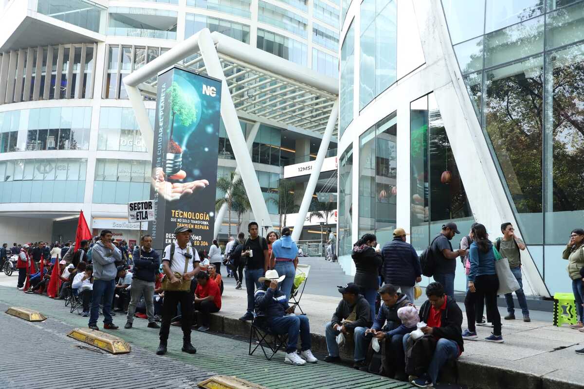 Docentes de la CNTE en Reforma 222
