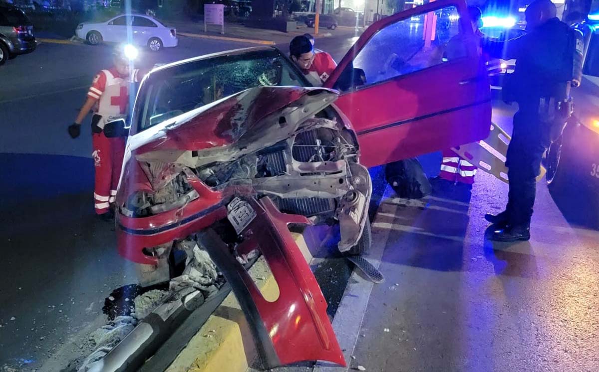 El auto quedó destrozado en la parte frontal. l Especial